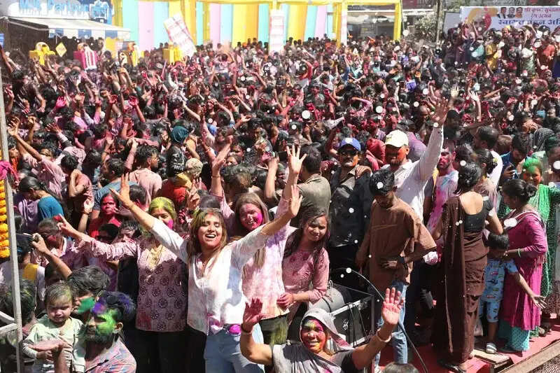 मप्रः मुख्यमंत्री डॉ. यादव ने रंग पंचमी पर उज्जैन में खेली फूलों की होली