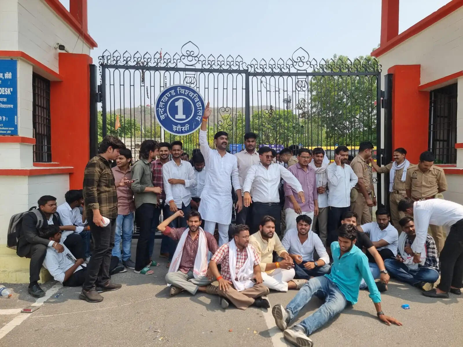 बुवि : छात्रों के पांच घंटे के उग्र प्रदर्शन के बाद सुरक्षाकर्मी निलंबित