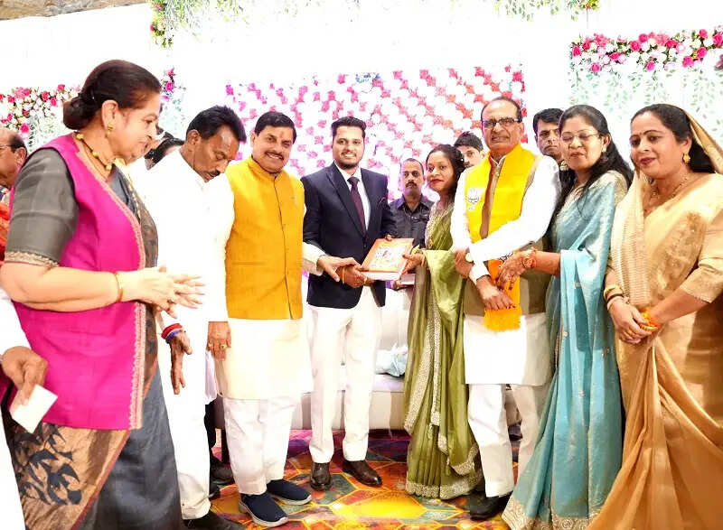 बुरहानपुरः मुख्यमंत्री डॉ. यादव ने नव-दम्पति को दिया आशीर्वाद, भेंट की रामायण