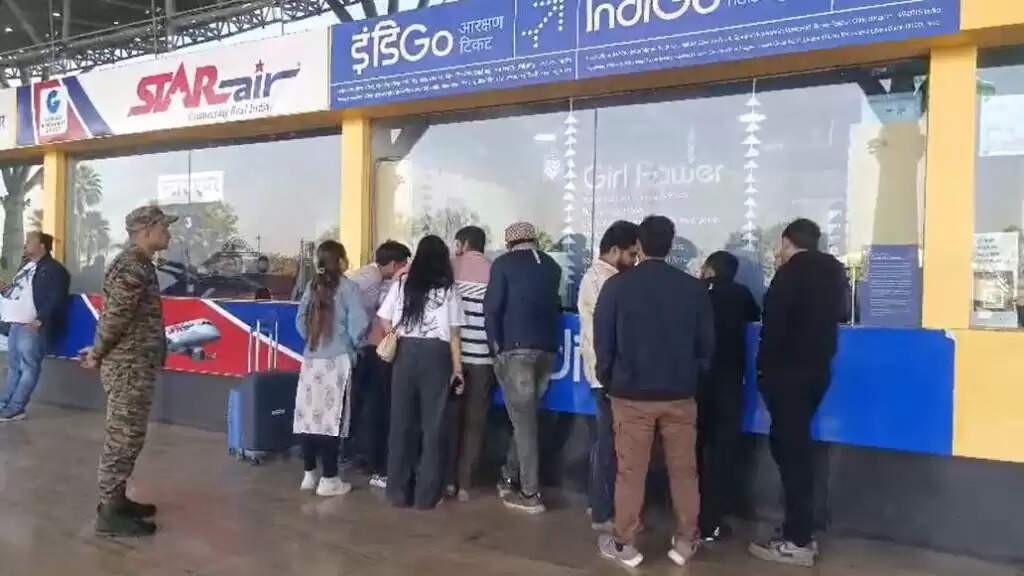 छत्तीसगढ़ के रायपुर एयरपोर्ट पर आज भी दिल्ली, मुंबई और बेंगलुरु जाने वाली 6 फ्लाइट रद्द, यात्री परेशान