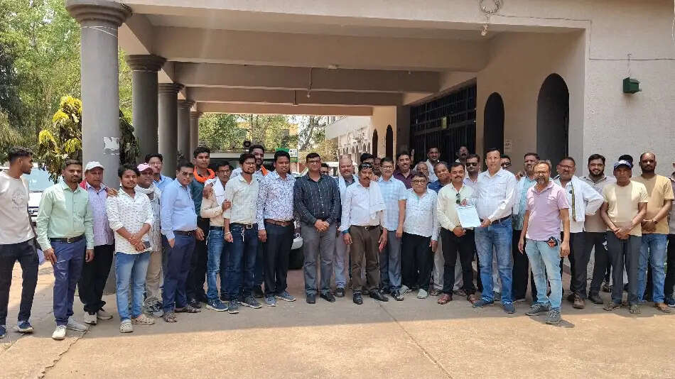 खाद, कृषि दवाई एवं बीज व्यापारियों ने समस्याओं को लेकर ज्ञापन सौंपा