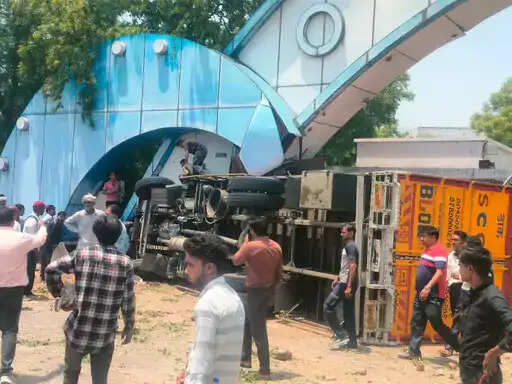 मथुरा में अनियंत्रित कैंटर कॉलेज के गेट से टकरा कर पलटा, चालक की मौत