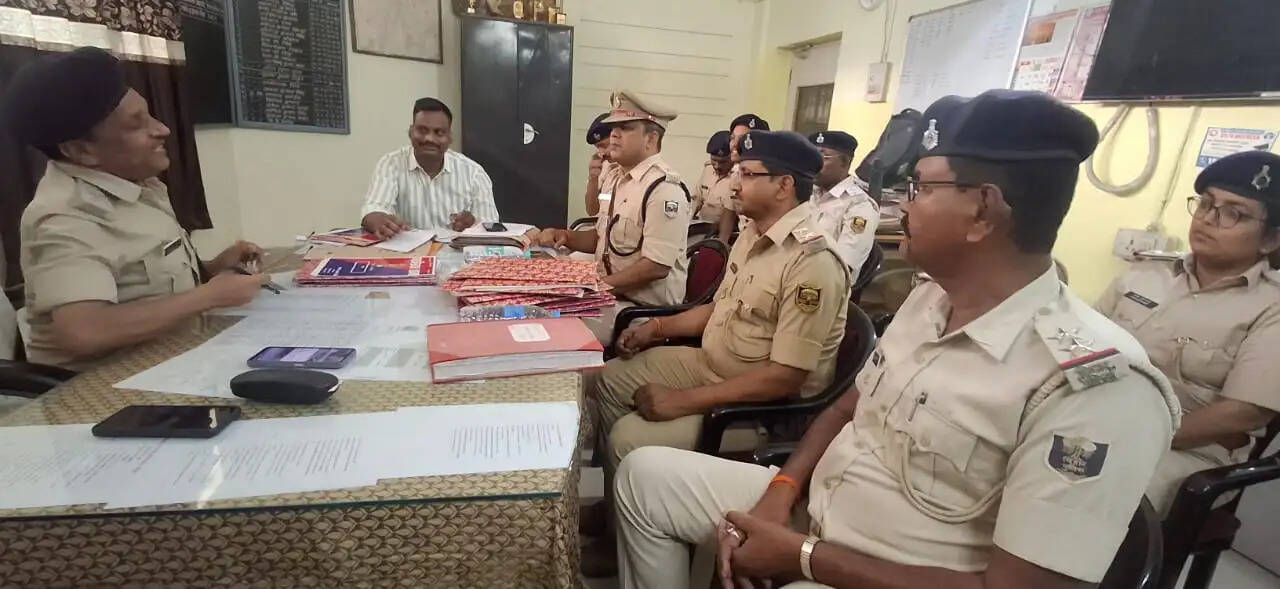 फारबिसगंज थाना का एसडीपीओ ने किया निरीक्षण, लंबित कांडों की हुई समीक्षा