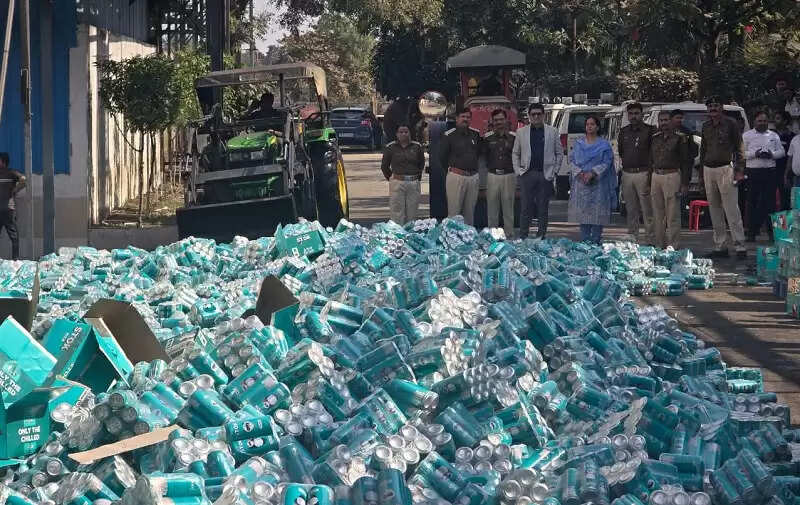 इंदौरः आबकारी विभाग ने पौने दो करोड रुपये कीमत की एक्यपायर बीयर को किया नष्ट
