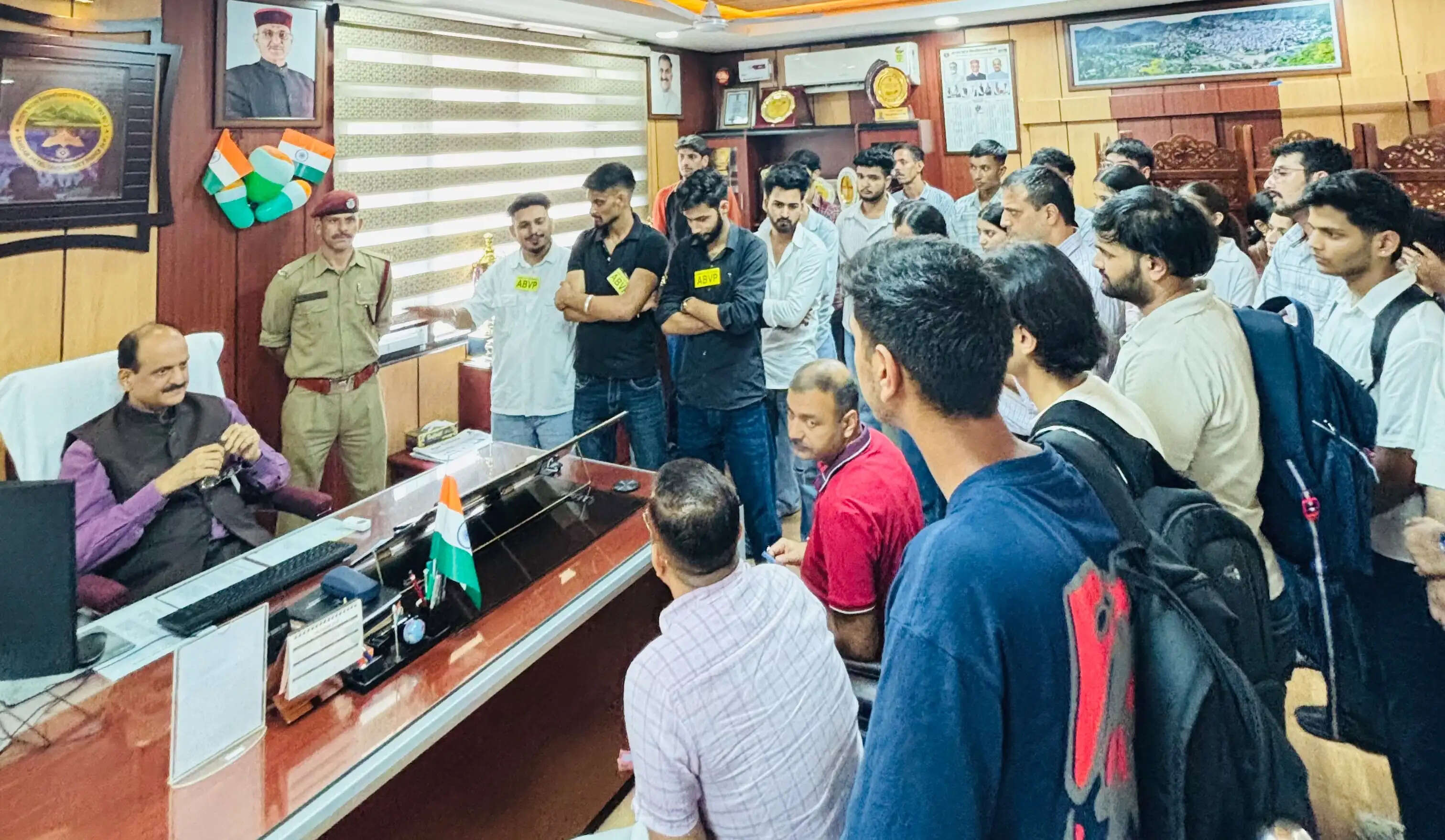 एसपीयू: एबीवीपी ने छात्रों की समस्याओं को लेकर किया कुलपति का घेराव