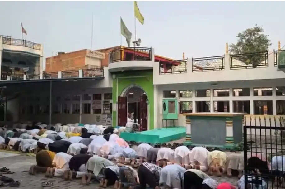 बलिया में बकरीद पर मस्जिदों में अकीदत के साथ अता की गयी नमाज