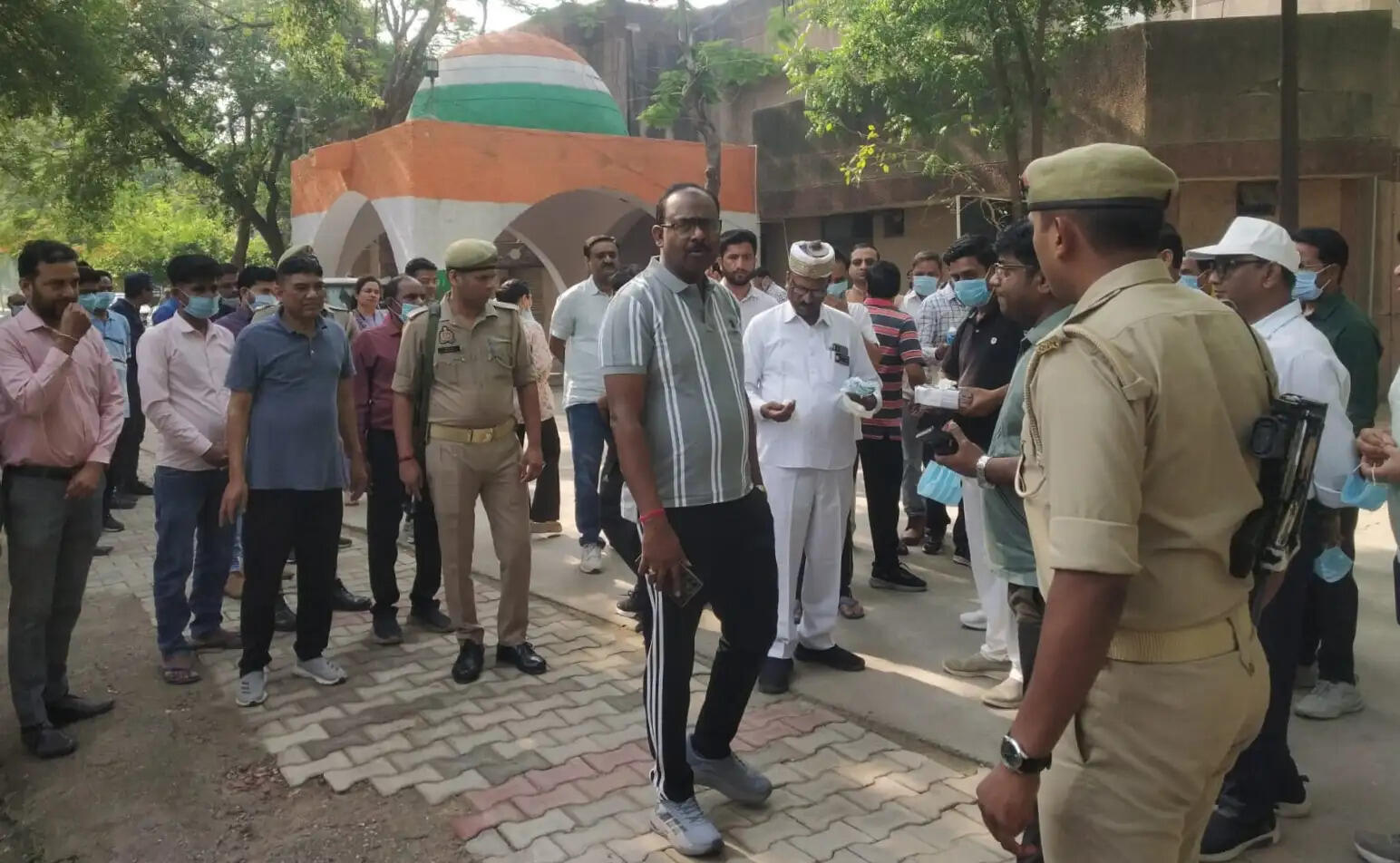 जिलाधिकारी ने चलाया स्वच्छता अभियान, फावड़ा लेकर काटी झाड़ियां