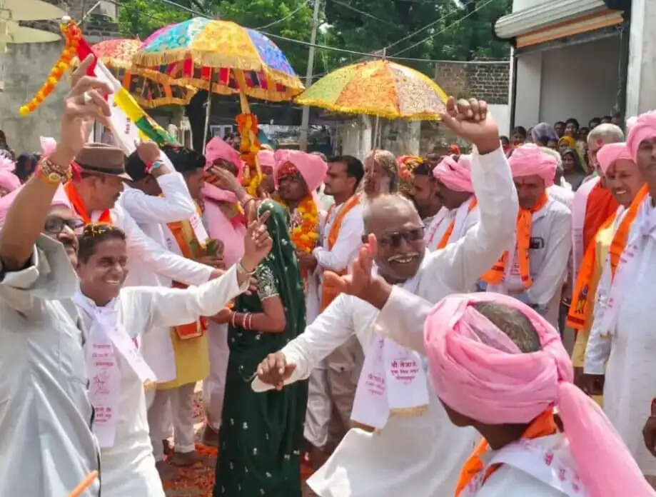 राजगढ़ःतेजा दशमी पर निकली वीर तेजाजी की भव्य शोभायात्रा, पुष्पवर्षा से हुआ स्वागत