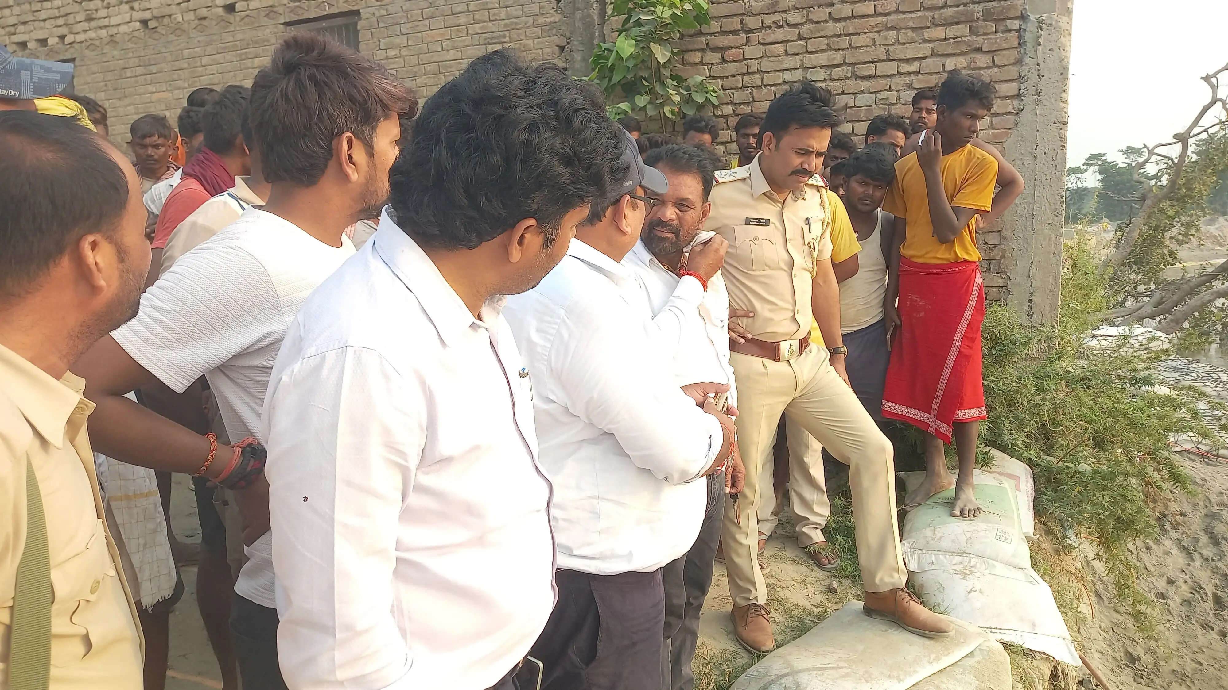गंडक नदी के तेज बहाव में बह गया मजदूर, तलाश जारी