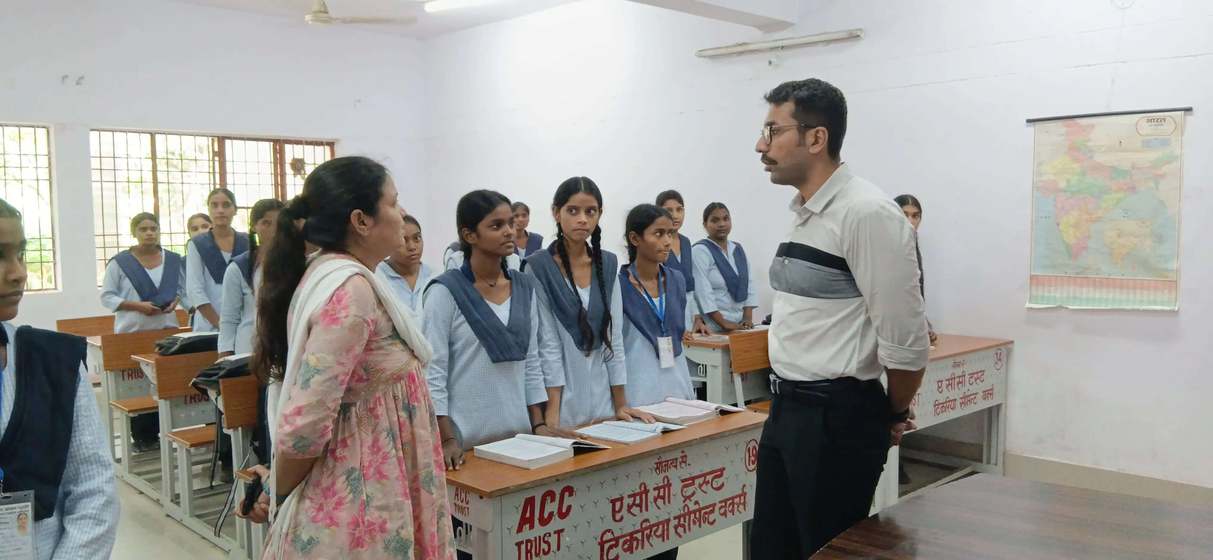औचक निरीक्षण के दौरान छात्राओं संग बैठकर डीएम ने किया भोजन