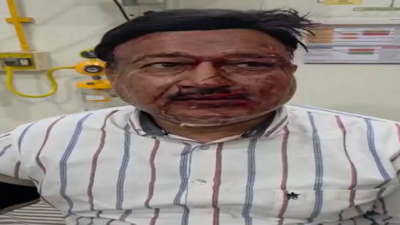 अंबिकापुर:  नाले किनारे गिन रहे थे लूट के पैसे, पुलिस पहुंचते ही फरार