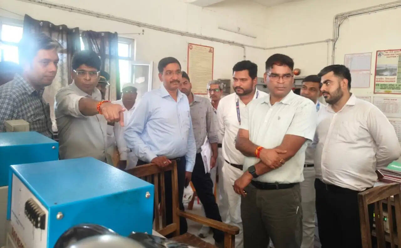 जौनपुर जंक्शन के यार्ड री-मॉडलिंग कार्य का डीआरएम ने किया निरीक्षण