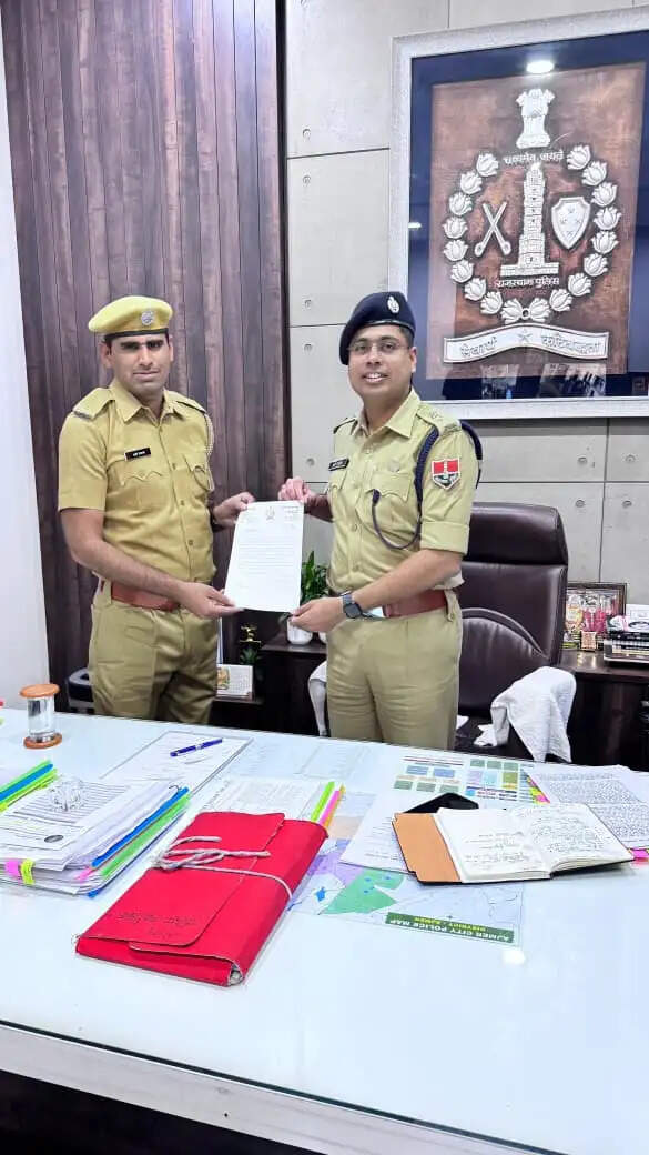 झील में कूदे बुजुर्ग को पुलिस ने बचाया: पुलिसकर्मी सम्मानित