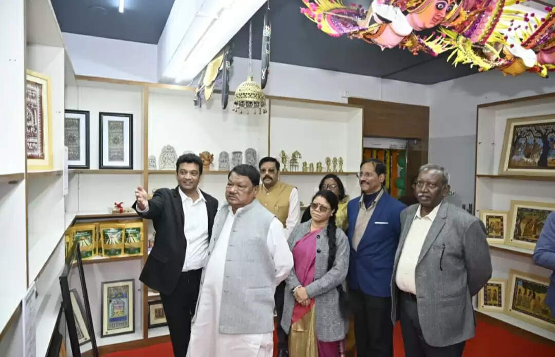 केंद्रीय मंत्री जुएल उरांव ने किया ब्लू कार्ट स्टोर का उद्घाटन