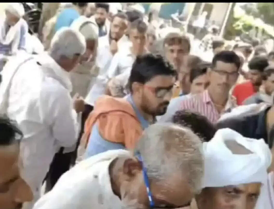 खाद की कमी से किसान परेशान, धक्का-मुक्की एक महिला घायल