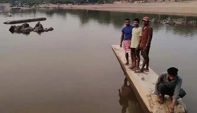 कांकेर के ग्राम कांदाड़ी में अज्ञात लोगों ने कई नावों को क्षतिग्रस्त कर पानी&nbsp;में&nbsp;डुबोई