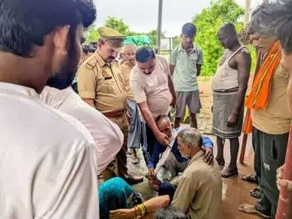 यमुना पुल से नदी में कूदा बुजुर्ग, तीन लोगों ने जान जोखिम में डालकर बचाया