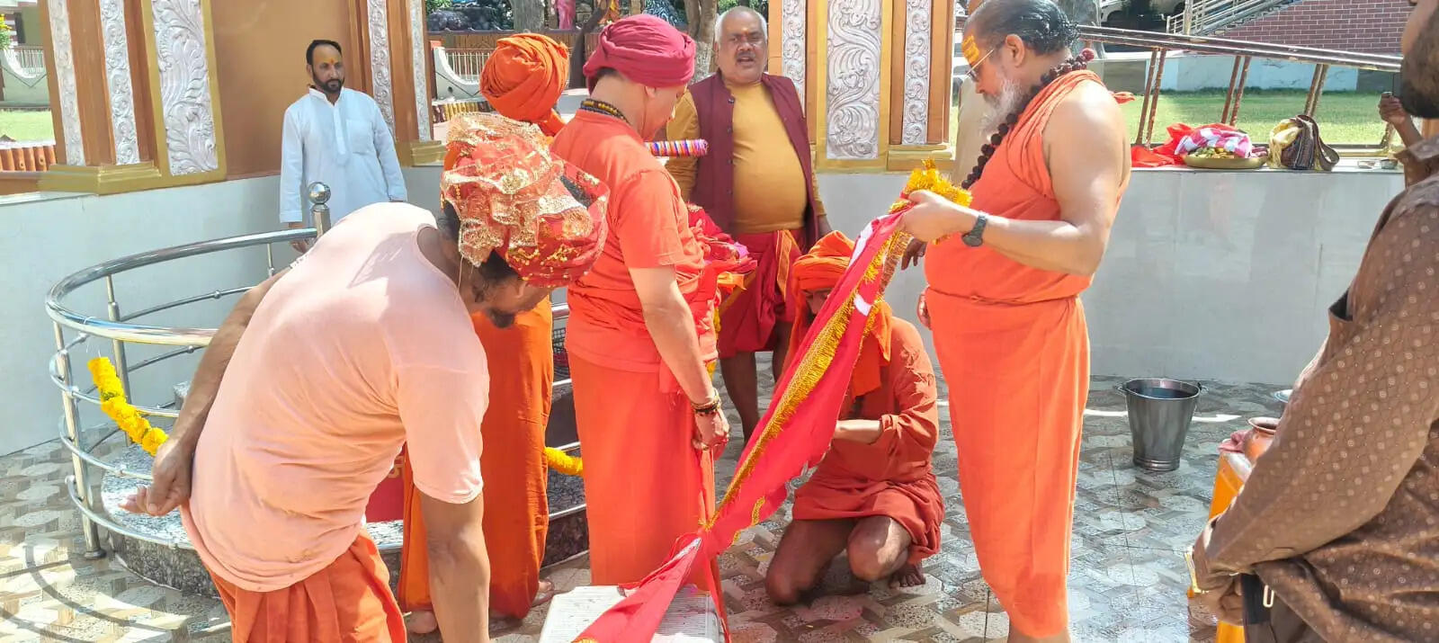 अनूपपुर: बैसाखी पूर्णिमा पर नर्मदा में श्रद्धालुओं ने डुबकी लगाकर मंदिर में किया पूजन
