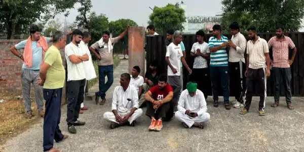 हांसी : भीषण गर्मी में बिजली कटों से परेशान डाटा-मसूदपुर के ग्रामीणों ने बिजली घर पर जड़ा ताला