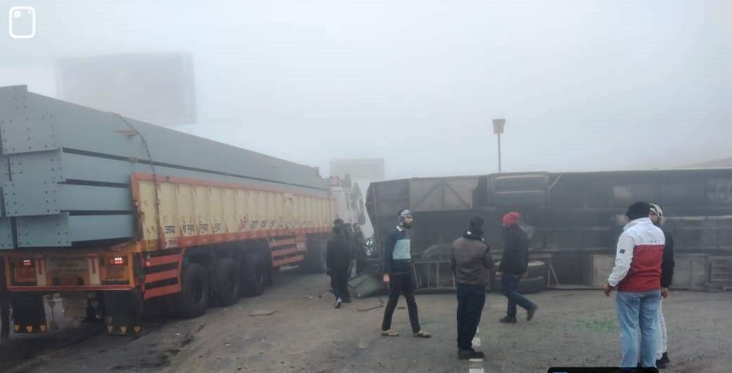 जयपुर हाइवे पर सोलर प्लांट कर्मचारियों से भरी बस पलटी, 25 से अधिक घायल