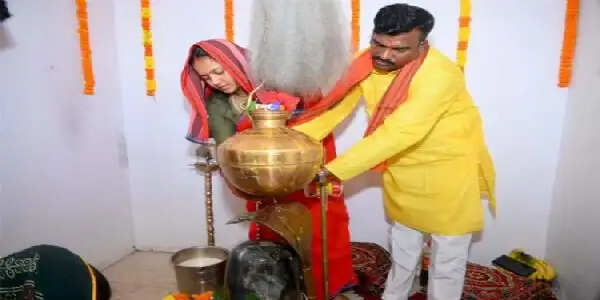 श्रावण मास के प्रथम सोमवार पर मंत्री&nbsp;लक्ष्मी राजवाड़े ने बीरपुर में की कांवड़ यात्रा और जलाभिषेक