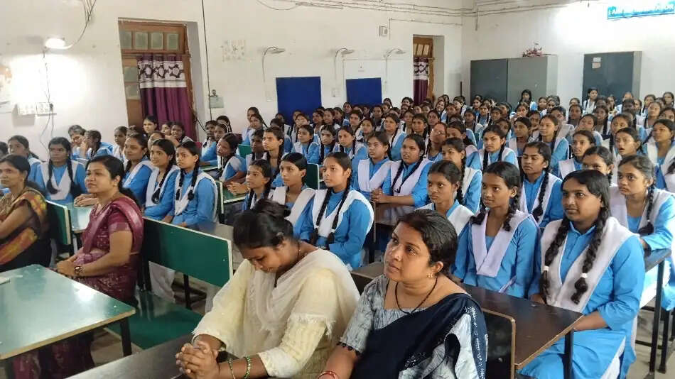पिंक लेडी आशा शर्मा ने 350 छात्राओं को बांटे रियूजेबल सेनेटरी पैड