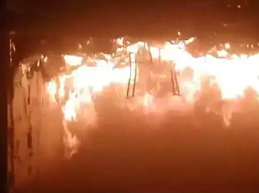 कपड़ों की दुकानों में आग लगने से 50 लाख का नुकसान