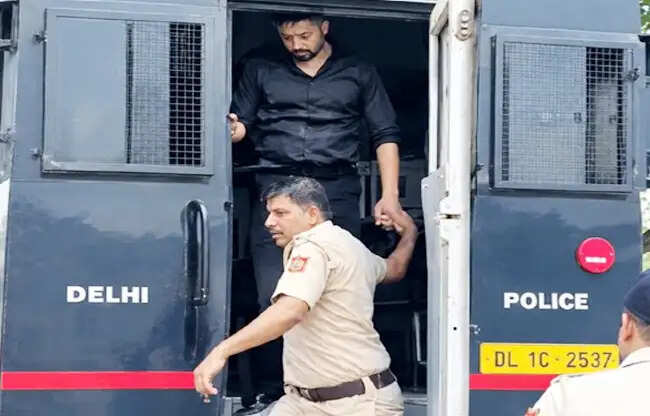 सोनीपत: बेटियों के नामकरण को गैंगस्टर काला जठेड़ी पुलिस के पहरे में आया अपने गांव