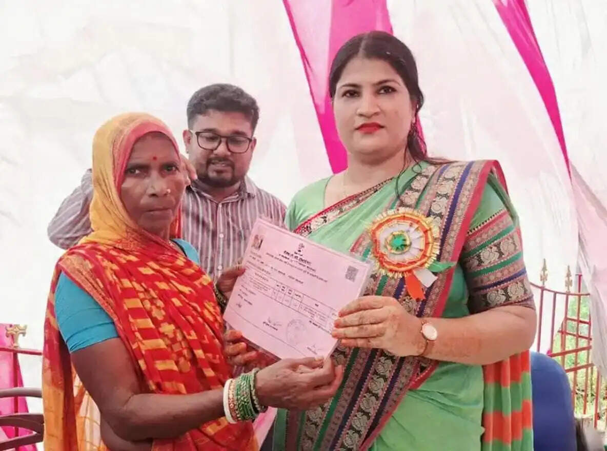 निर्मली में 23 भूमिहीन परिवारों को मिला बासगीत पर्चा, स्वतंत्रता दिवस पर लाभुकों में खुशी