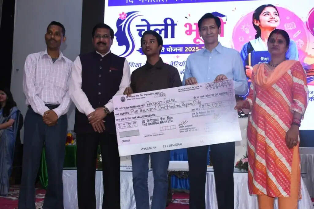 कुमाऊं कमिश्नर ने 78 विद्यालयों के मेधावी छात्र-छात्राओं को प्रदान की छात्रवृत्ति