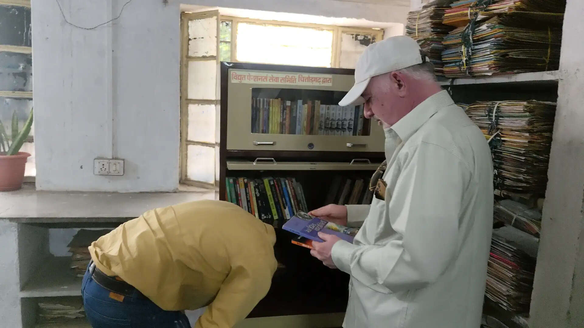 पाठकों को रास आ रहा चित्तौड़ का रीडर्स क्लब, मोबाइल छोड़ किताब पढ़ने की दे रहे सलाह, ताकि रात को आए सुकून की नींद