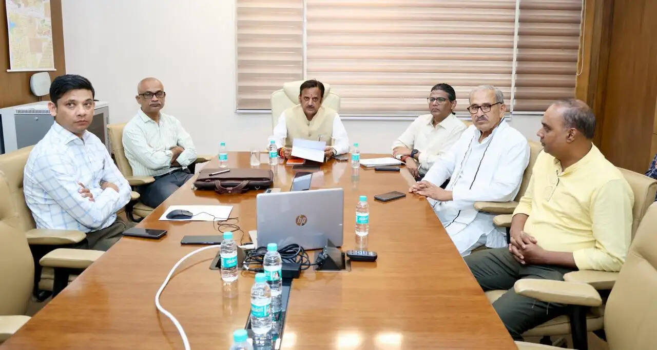 डॉक्टर की मुस्कान और संवेदनशील व्यवहार भी इलाज का हिस्सा : उप मुख्यमंत्री शुक्ल