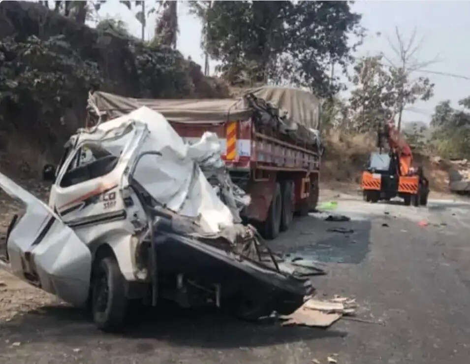 गुजरात के कुंभघाट पर ट्रक-ईको की टक्कर में सात की मौत