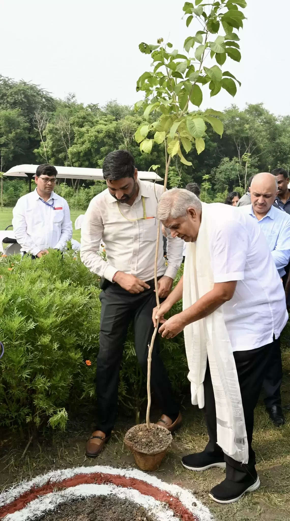 उपराष्ट्रपति ने प्रधानमंत्री के ‘एक पेड़ मां के नाम’ अभियान को आगे बढ़ाया, यमुना नदी के किनारे पौधरोपण किया