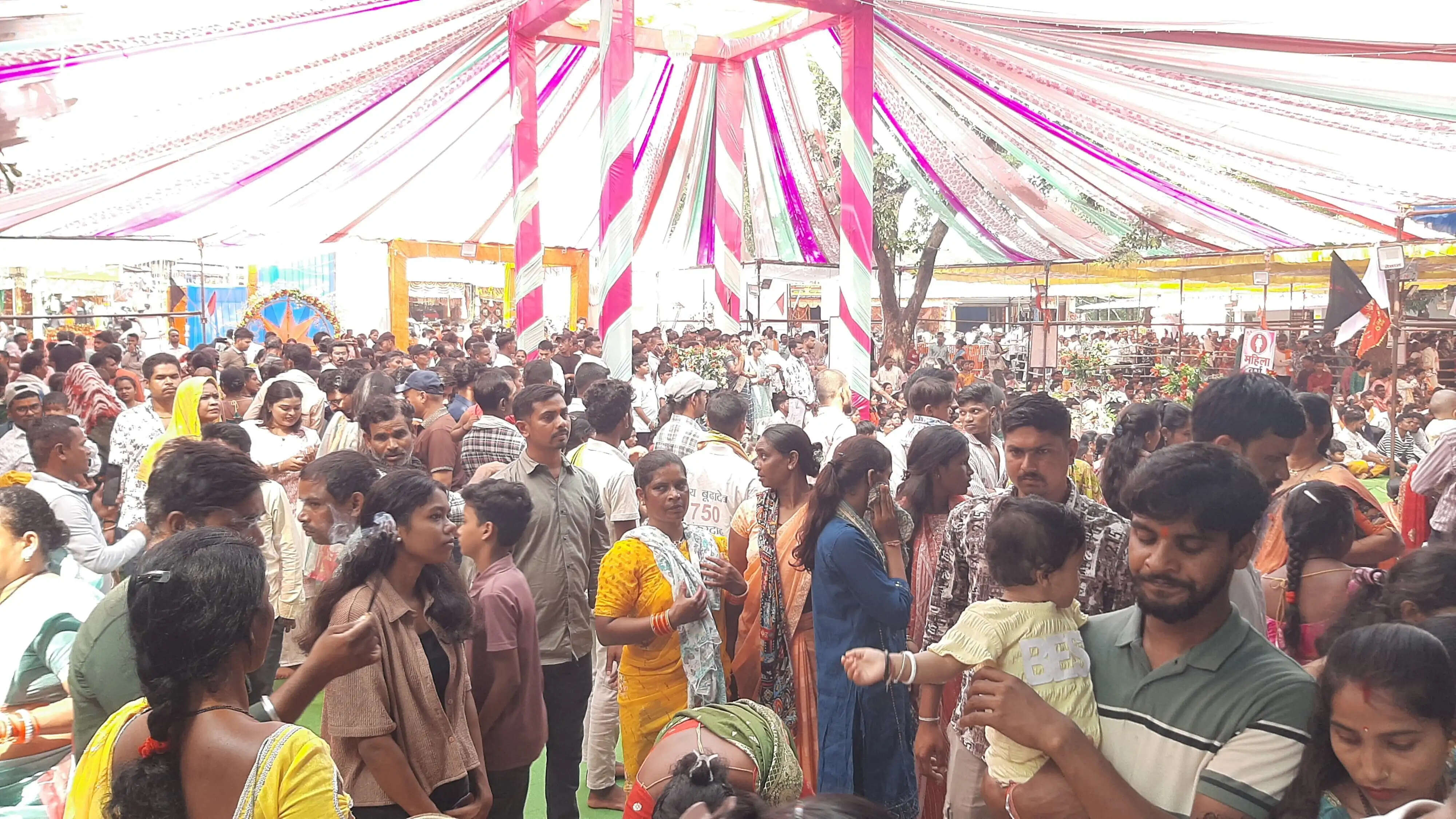 सप्तमी पर मां अंगारमोती के दरबार में उमड़ा आस्था का सैलाब, जस गीतों पर झूमे श्रद्धालु