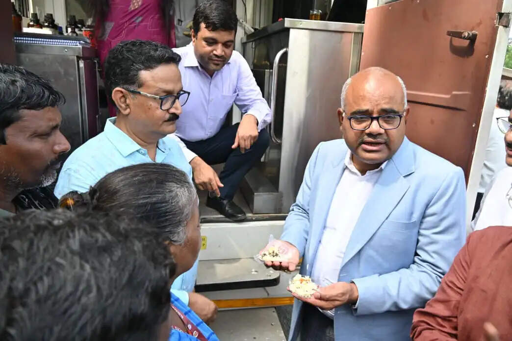 घर बैठे ऐसे पहचानें खाद्य पदार्थों में मिलावट, फूड सेफ्टी वैन ने बताए आसान तरीके