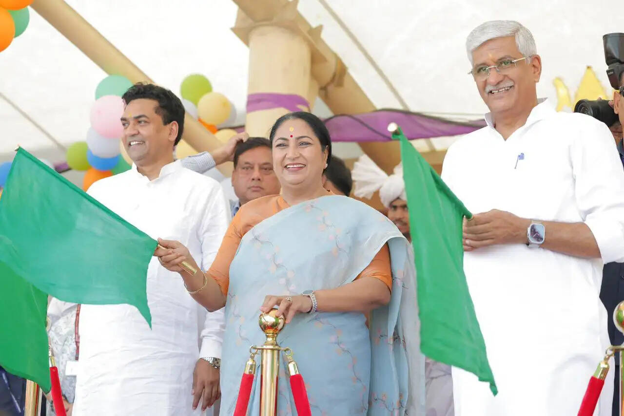 सोमनाथ स्वाभिमान पर्व यात्रा का शुभारंभ, 1300 श्रद्धालुओं को लेकर दिल्ली से ट्रेन हुई रवाना