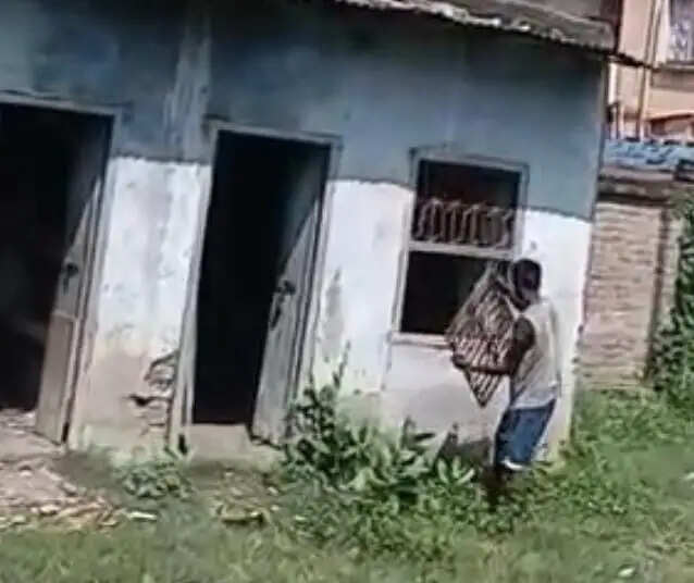 सूखे नशे की लत: भागलपुर में दिनदहाड़े ग्रिल उखाड़ ले गया चोर