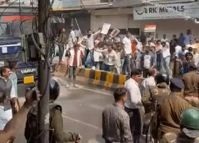 इंदौर में प्रदर्शन के दौरान भाजयुमो-कांग्रेस कार्यकर्ता भिड़े, एक-दूसरे पर फेंके पत्थर-टमाटर-संतरे