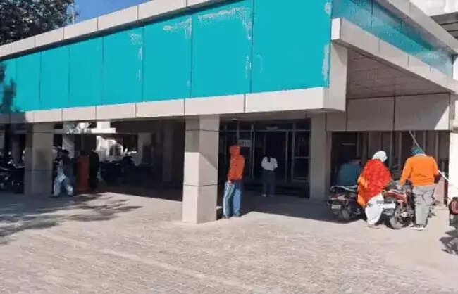 नारनौल में सड़क हादसे में युवक की मौत, पत्नी-बेटा गंभीर