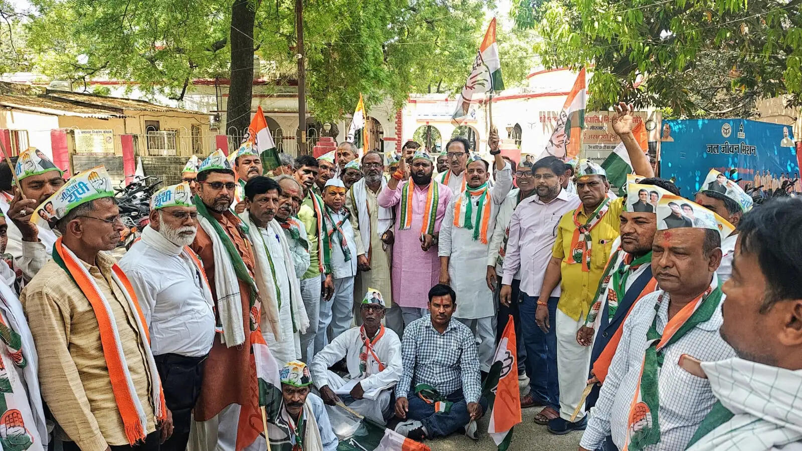 मीरजापुर में फूटा गुस्सा: शिक्षा नहीं, अब व्यापार कर रहे निजी स्कूल