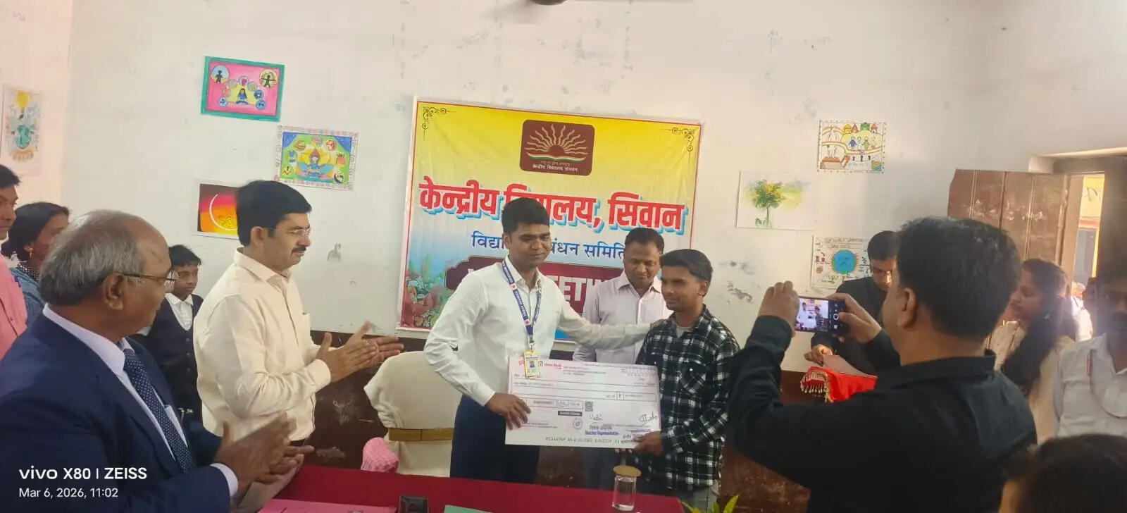 केंद्रीय विद्यालय सीवान की विद्यालय प्रबंधन समिति की बैठक में उत्कृष्ट शिक्षक व छात्र हुए सम्मानित