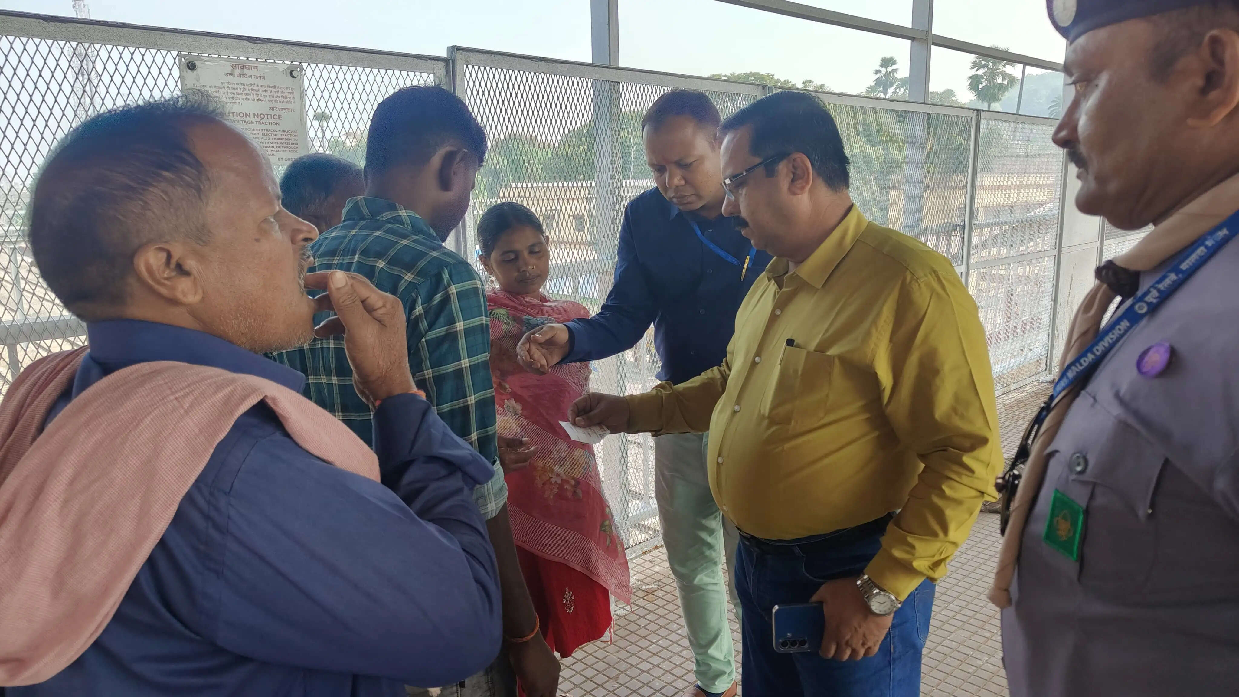 सघन टिकट जांच अभियान मे बिना टिकट यात्रियों से वसूला गया भारी जुर्माना
