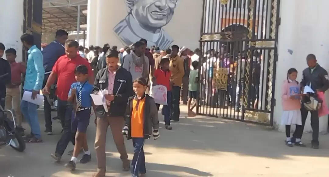 नवोदय प्रवेश परीक्षा: ठंड में लंबी दूरी तय कर परीक्षा केंद्र पहुंचे बच्चे, अभिभावकों ने जताई नाराजगी