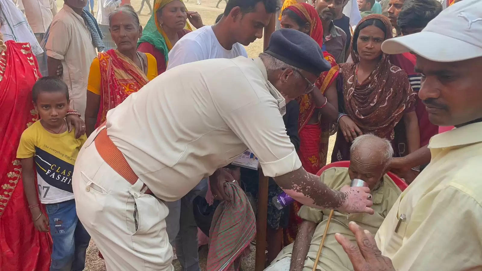 फारबिसगंज में दिखा पुलिस का मानवीय चेहरा, भीषण गर्मी में बेहोश हुए बुजुर्ग के लिए लगायी दौड़