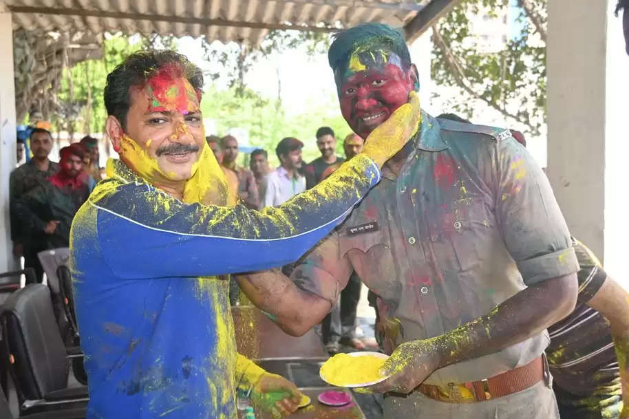 होली के दूसरे दिन पुलिस कर्मियों ने जमकर खेली होली, पुलिस कमिश्नर भी हुए शामिल