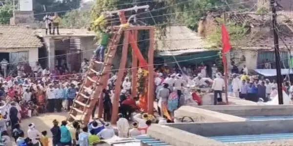 छिंदवाड़ाः आस्था के नाम पर मेघनाथ मेले में लोग लगाते हैं जान की बाजी