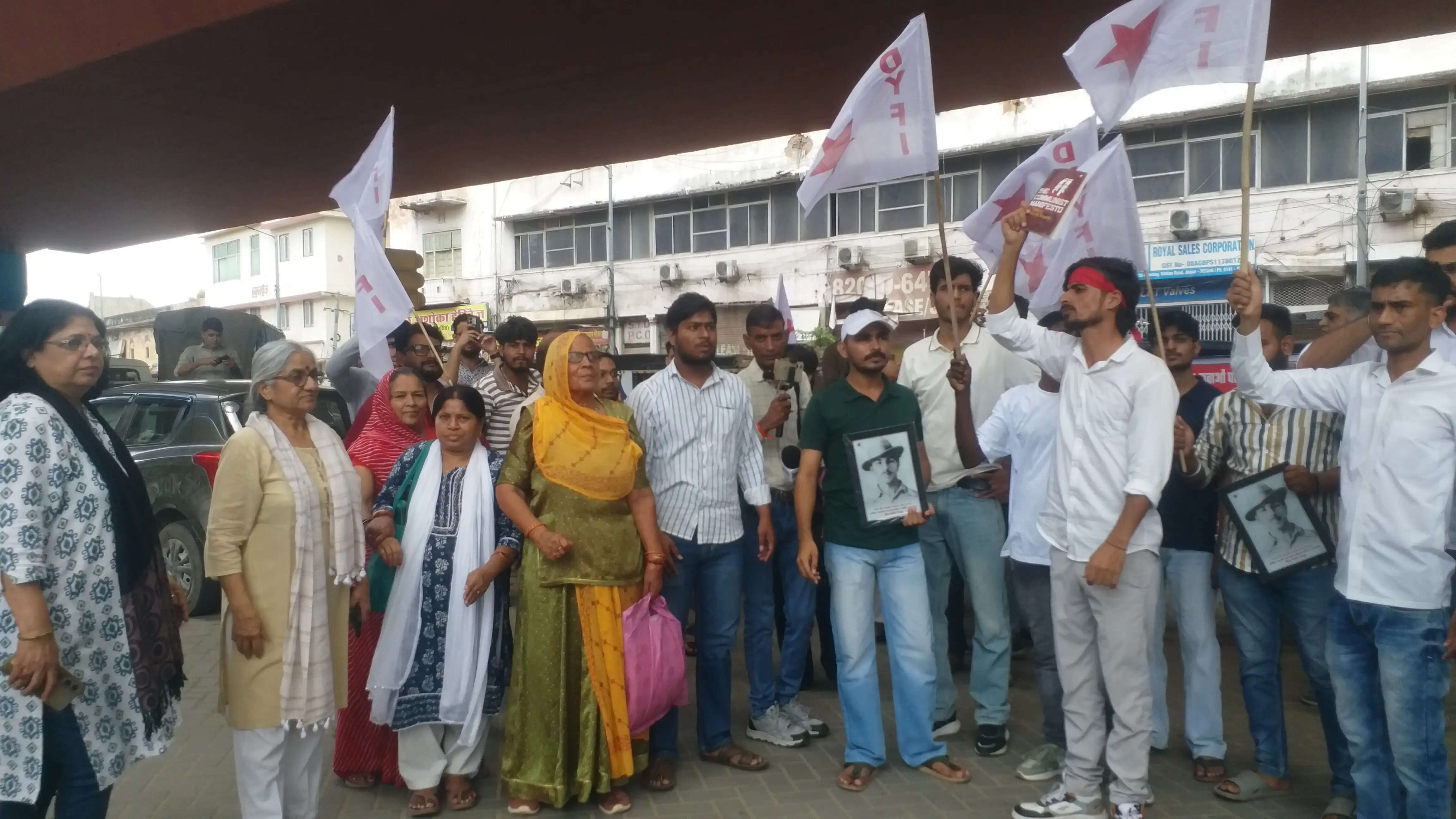 दिल्ली लाठीचार्ज के विरोध में जयपुर में युवाओं ने किया विरोध— प्रदर्शन