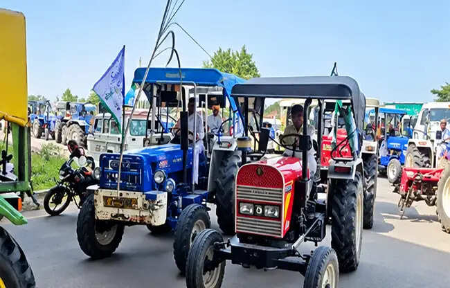 सोनीपत में किसानों ने ट्रैक्टर यात्रा निकाल गन्ने का दाम 600 रुपये करने की मांग उठाई