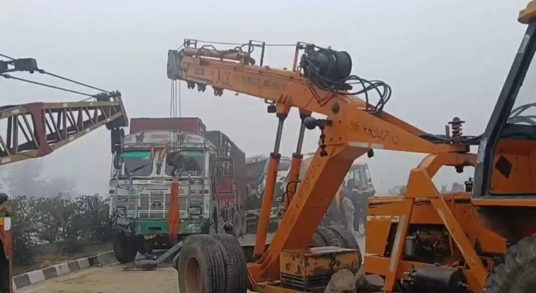 घने कोहरे के कारण कई गाड़ियां आपस में टकराई दो की मौत 16 घायल।